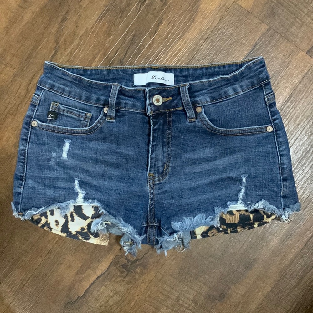 KanCan Jean shorts w/leopard print pockets (size M)
